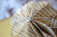 Наклейте на торцевые части шара маленькие кружочки с закрепленными на них металлическими колечками