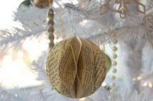 Продеваем сквозь колечки нить,  делаем из неё петельку,  благодаря которой наш шар будет красоваться на новогодней ёлке