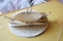 Вам придется вооружиться клеем ПВА,  кисточкой и скрепками,  и смазывая в нужных местах края кружочков